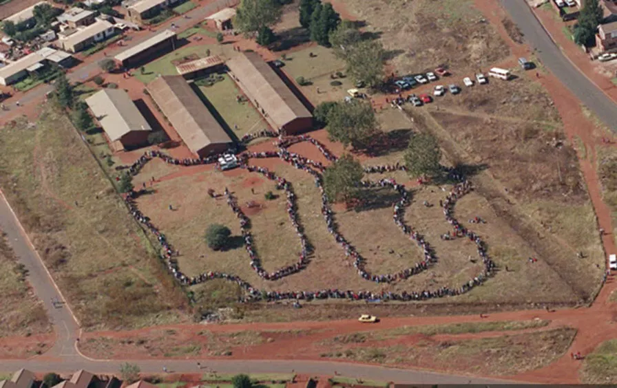 A photo showing crowds of people lined up to vote in South Africa after apartheid ended.